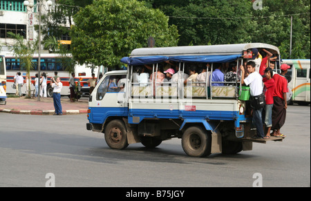 Myanmar la gente va a lavorare con i mezzi pubblici Foto Stock