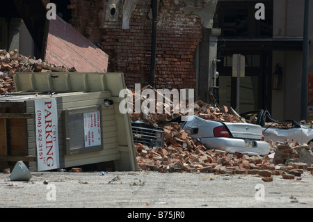 Auto e edifici danneggiati durante l uragano Katrina con chiosco soffiata di lato e auto sepolta sotto i mattoni Foto Stock