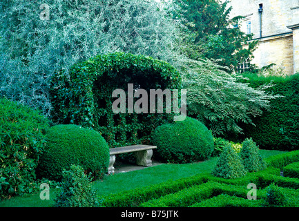 Panchina da giardino in Knot Garden a Bourton House Foto Stock