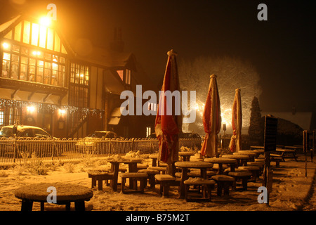 Il Natale nella neve a The Swan Inn, Horning. Foto Stock