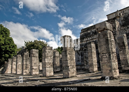 CHICHEN ITZA, Messico - Templo de los Guerreros (Tempio dei Guerrieri) presso le antiche rovine maya di Chichen Itza, Yucatan, Messico. Chichen Itza, situata sulla penisola dello Yucatan in Messico, è un sito archeologico significativo che mostra la ricca storia e le avanzate conoscenze scientifiche dell'antica civiltà Maya. È conosciuta soprattutto per la piramide di Kukulkan, o "El Castillo", una struttura a quattro lati con 91 gradini su ciascun lato, che culminano in un singolo gradino in cima per rappresentare i 365 giorni dell'anno solare. Foto Stock