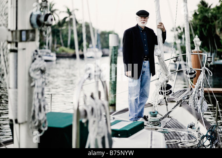 Ritratto di un anziano uomo in piedi su una nave Foto Stock