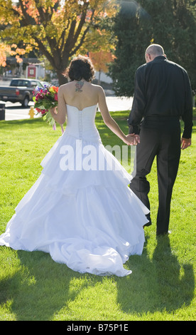 Sposa e lo Sposo camminando mano nella mano Foto Stock