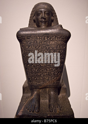 Statua di granito di Amenhotep con undici file di testo davanti e un semplice pilastro posteriore. Circa 1400 a.C. Foto Stock