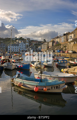 Piccole imbarcazioni al di ancoraggio nel porto interno a Mevagissey, Cornwall Foto Stock