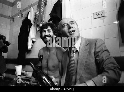 ARSENAL V ASTON VILLA A HIGHBURY 1981 Aston Villa festeggia la vittoria del campionato Dennis Mortimer e Ron Saunders. Calcio 80 spogliatoio Foto Stock