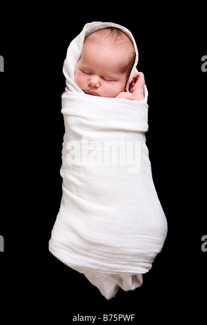 Baby Cocoon Swaddled quindici giorni vecchio neonato ragazza su sfondo nero Foto Stock