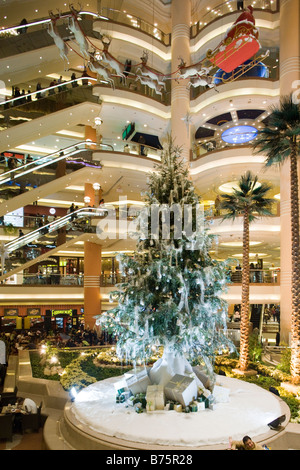 Atrio centrale con albero di Natale, città stelle Mall, Nasr City, il Cairo, Egitto Foto Stock