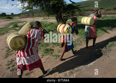 Ngoiroro è un villaggio di 200 abitanti tutti appartenenti alla tribù Massai il villaggio stabilisce a destra nella Rift valley a sud di Nairobi contro il bordo della Tanzania i bambini la raccolta di acqua potabile dal locale ben Foto Stock