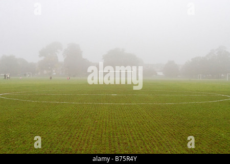 Una nebbiosa calcio su Tooting Common, Londra del sud. Foto Stock