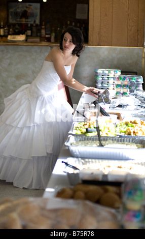 Sposa di dare da mangiare al ricevimento di nozze Foto Stock