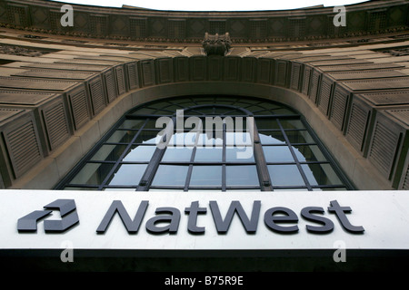 Natwest Bank firmare e il logo al di fuori di un marchio in Piccadilly Londra UK. Foto Stock