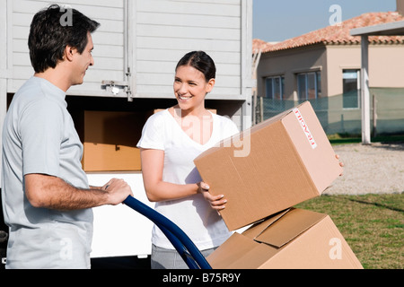 Giovane guardando ogni altro e sorridente Foto Stock