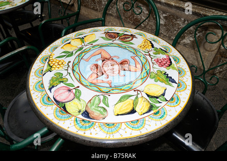 Tipica siciliana tavoli in ceramica in vendita nel negozio in Sicilia a Taormina Italia Foto Stock