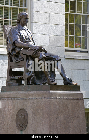 John Harvard statua in Harvard Yard presso la Harvard University di Cambridge Greater Boston Massachusetts USA Foto Stock