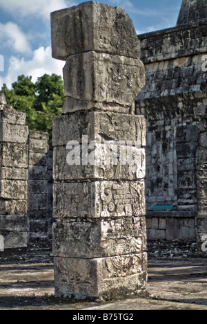 CHICHEN ITZA, Messico - Templo de los Guerreros (Tempio dei Guerrieri) presso le antiche rovine maya di Chichen Itza, Yucatan, Messico. Chichen Itza, situata sulla penisola dello Yucatan in Messico, è un sito archeologico significativo che mostra la ricca storia e le avanzate conoscenze scientifiche dell'antica civiltà Maya. È conosciuta soprattutto per la piramide di Kukulkan, o "El Castillo", una struttura a quattro lati con 91 gradini su ciascun lato, che culminano in un singolo gradino in cima per rappresentare i 365 giorni dell'anno solare. Foto Stock