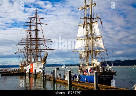 US Coast Guard corteccia Eagle recipiente di formazione e il brigantino Kaisei ormeggiato a Tacoma, nello Stato di Washington, USA Foto Stock