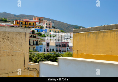 Una bella vista della città di Ponza, i tipici edifici colorati, isola di Ponza, Lazio, l'Italia, l'Europa. Foto Stock