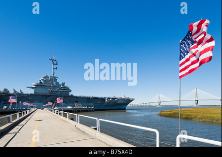 USS Yorktown portaerei e Arthur J Ravenel Jr Bridge, Patriots Point Museo Navale di Charleston, Carolina del Sud Foto Stock