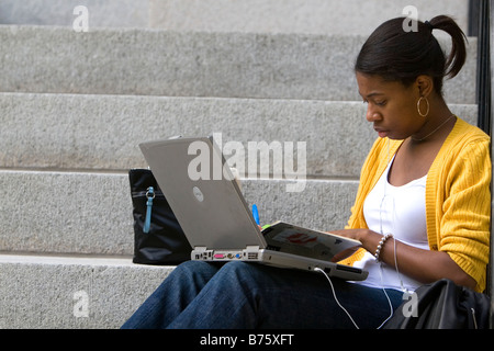 Studentessa a studiare con un computer portatile sul campus della Harvard University di Cambridge Greater Boston Massachusetts USA Foto Stock