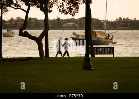 Giovane camminando in prossimità di acqua al Bayfront Park in Sarasota Florida Foto Stock