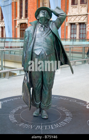 Grande statua in bronzo del poeta John Betjeman, fissando lo sguardo fino al tetto di Barlow, dalla stazione ferroviaria internazionale di St Pancras, London, Regno Unito Foto Stock