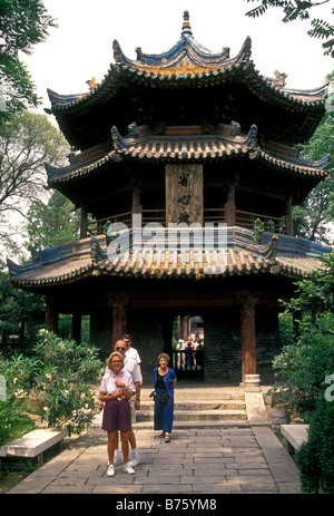 Gruppo di tour, tour guidato, guida turistica, turisti, visitatori, visitando, la Grande Moschea, la Grande Moschea, città di Xian Xian, Provincia di Shaanxi, Cina e Asia Foto Stock