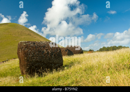 Puna Pau è una cava in un piccolo cratere fonte di red le scorie che il Rapanui utilizzati per scolpire i pukao Foto Stock