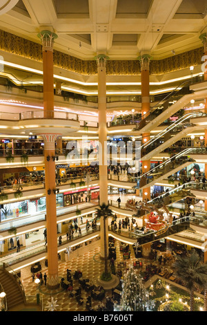 Atrio centrale con Babbo Natale con la slitta e l'albero di Natale, città stelle Mall, Nasr City, il Cairo, Egitto Foto Stock