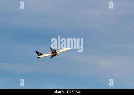 Star Alliance in aereo jet decollo dall'Aeroporto Logan di Boston Boston Massachusetts, STATI UNITI D'AMERICA Foto Stock