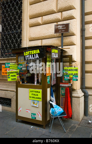 Chiosco vendita di biglietti della lotteria e altre cose nel centro storico Roma Italia Europa Foto Stock