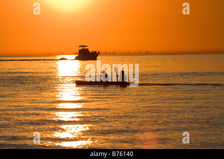 Condivisione Kayakers Lago Michigan con Power Boat al tramonto termicamente distorta sullo skyline di Chicago in background Foto Stock