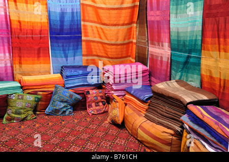 Tessuti colorati in vendita in Fes, Marocco Foto Stock