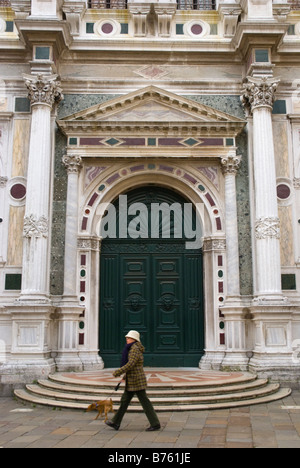 La donna a piedi un cane a Campo San Rocco a Venezia Italia Europa Foto Stock