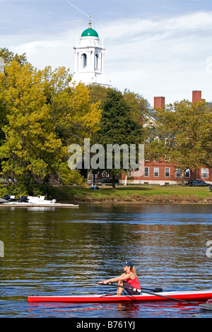 Canottaggio sul fiume Charles vicino la Harvard University di Cambridge Greater Boston Massachusetts USA Foto Stock