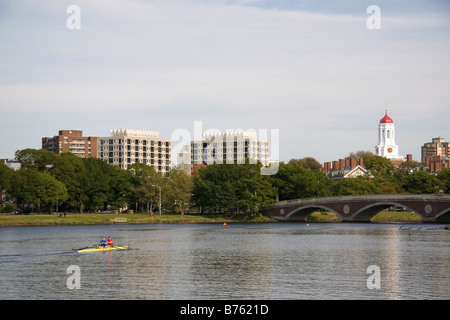 Canottaggio sul fiume Charles e la Harvard University edifici in Cambridge Greater Boston Massachusetts USA Foto Stock