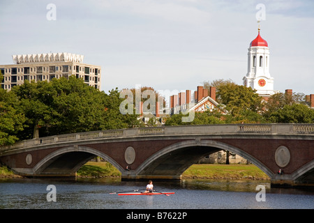 Canottaggio sul fiume Charles e la Harvard University edifici in Cambridge Greater Boston Massachusetts USA Foto Stock