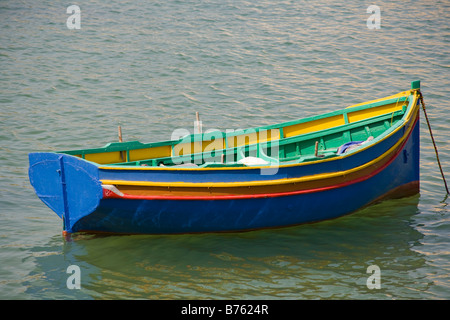 Colorate barche a remi ormeggiate nel porto, Marsascala, Malta Foto Stock