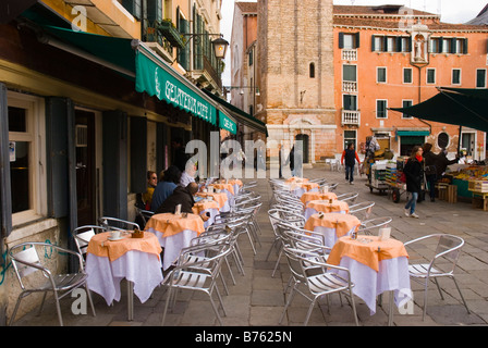 Gelateria e caffe a Campo S Margarita a Venezia Italia Europa Foto Stock