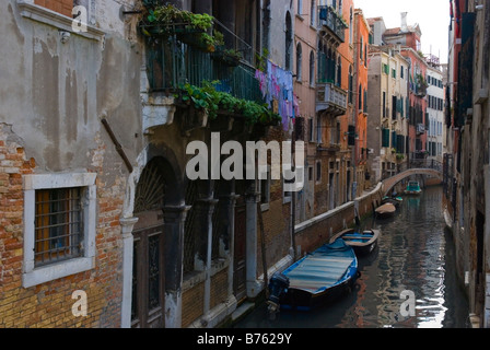 Tranquillo canale di Venezia Italia Europa Foto Stock