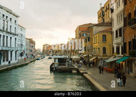 Lungo il Canale di Cannaregio a Venezia Italia Europa Foto Stock