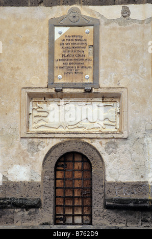 La porta di ingresso e la valvola limitatrice a torre campanaria di Santa Catarina chiesa sulla piazza di gioia a Positano in Costiera Amalfitana Campania Italia Foto Stock