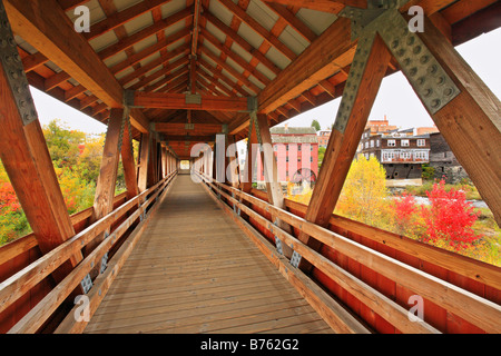 Ponte coperto con mulino rosso, Littleton, New Hampshire, STATI UNITI D'AMERICA Foto Stock
