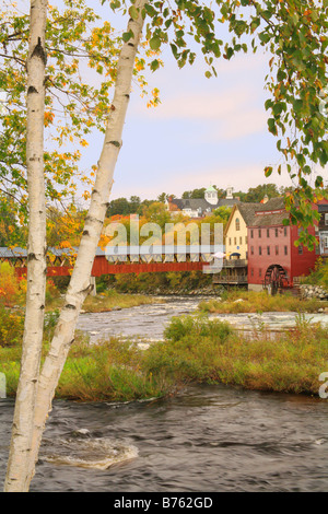 Ponte coperto con mulino rosso, Littleton, New Hampshire, STATI UNITI D'AMERICA Foto Stock