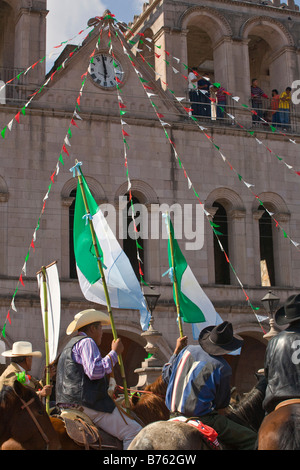 CABALLEROS o messicano cowboy Ride in città per la festa della Vergine di Guadalupe LOS RODRIGUEZ GUANAJUATO MESSICO Foto Stock