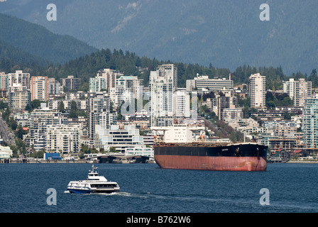 Una vista di North Vancouver inferiore del Lonsdale distretto come visto da Vancouver. Foto Stock