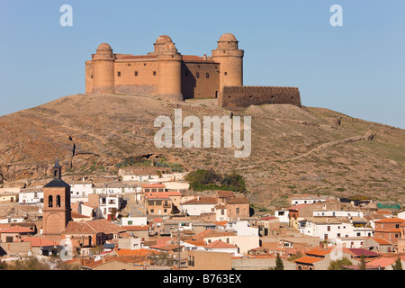 La Calahorra provincia di Granada Spagna castello del XVI secolo il villaggio di cui sopra Foto Stock