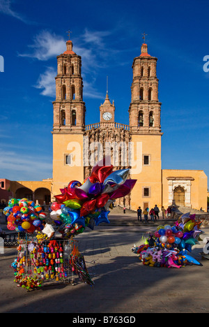 BALOONS sono venduti nella parte anteriore del dolores hidalgo cattedrale costruita nel XVI secolo Guanajuato MESSICO Foto Stock