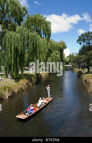 Punting sul fiume Avon da Durham Street Bridge, Christchurch, Canterbury, Nuova Zelanda Foto Stock