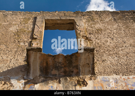 Una finestra in una resti trovati nella città fantasma di minerale DE POZOS una piccola colonia di artisti & destinazione turistica GUANAJATO MESSICO Foto Stock